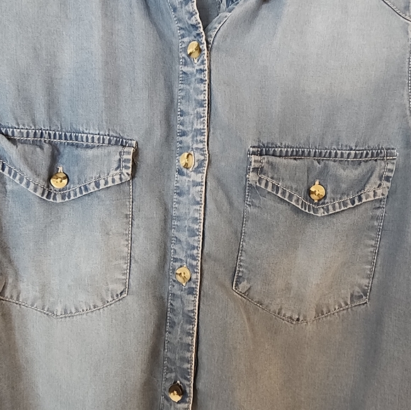 Francesca's Collection Chambray Button Up Top - Picture 2 of 8